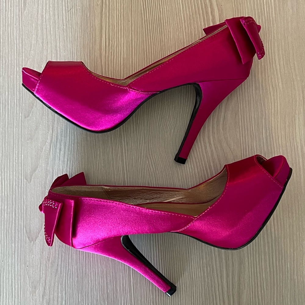 👠Pink pair of heel shoes in size 6.👠